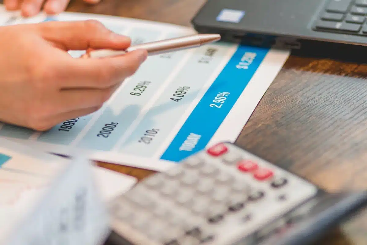 Obtenir un taux d’intérêt avantageux et réduire les frais de dossier : astuces incontournables
