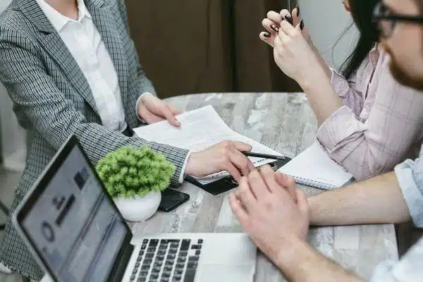Les étapes clés pour résoudre un litige avec un locataire ou un voisin grâce à votre assurance