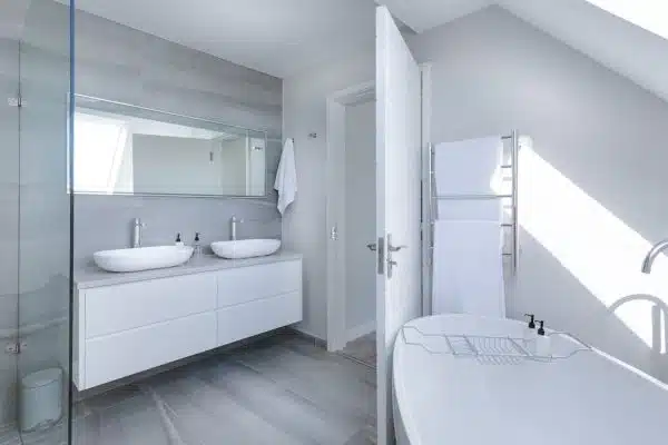 Optimiser sa salle de bain sans dépasser son budget : conseils et astuces