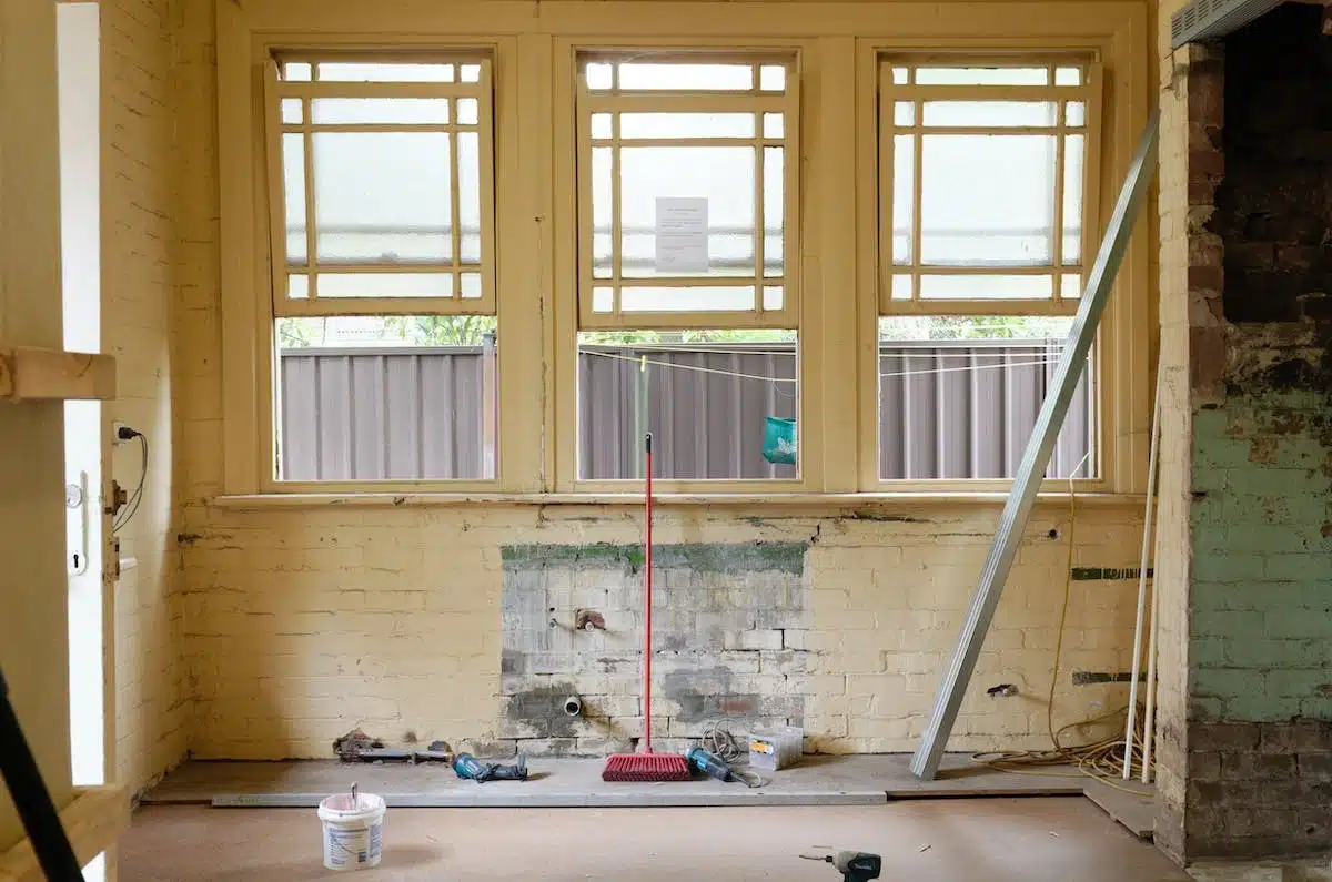 Les avantages et inconvénients des travaux de construction par rapport à l’achat dans l’ancien : quel choix faire ?