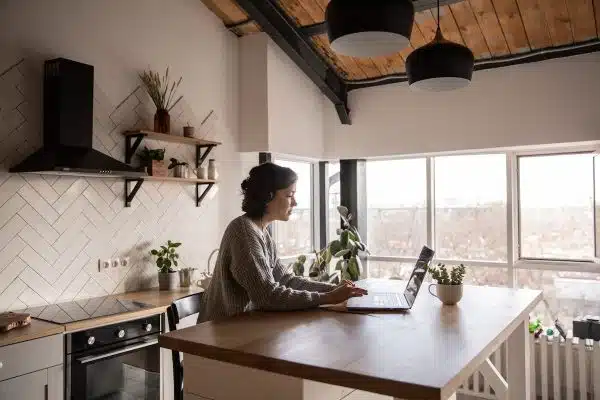Aménager un espace de coworking chez soi : valoriser la tendance des espaces de travail partagés