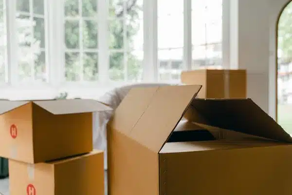 Les étapes essentielles pour un déménagement réussi, de la planification à l’installation dans votre nouveau logement