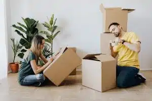Les facteurs à considérer pour choisir entre un déménagement en solo ou avec des professionnels