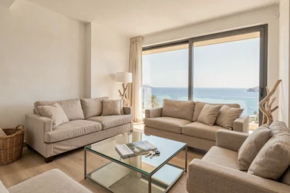 Salon d'un appartement Pierre et Vacances en bord de mer avec vue panoramique sur la Méditerranée à vendre