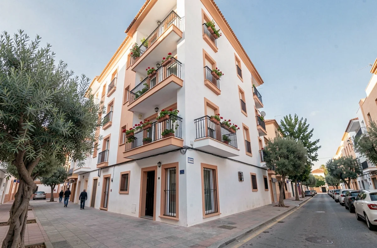 Immeuble résidentiel moderne avec appartements à vendre dans le quartier de Guéliz à Marrakech, façade blanche et balcons fleuris
