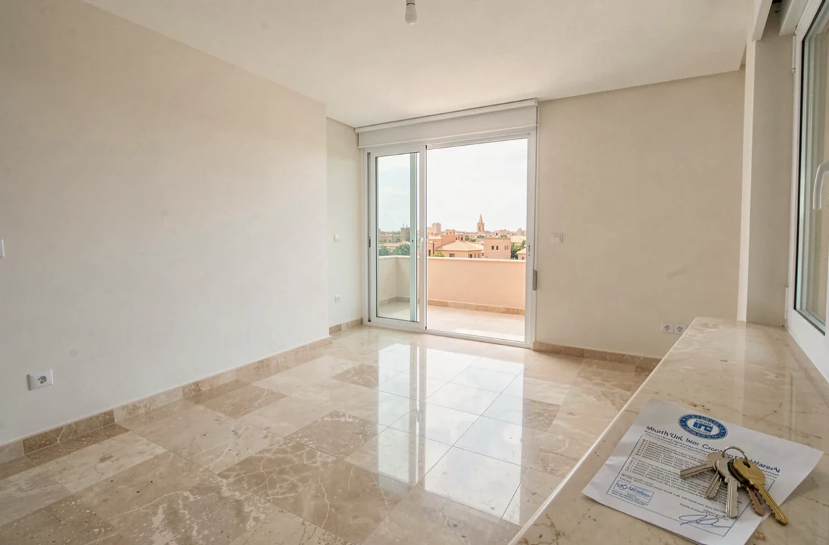 Intérieur d'un appartement neuf vide à vendre dans le quartier Guéliz de Marrakech avec vue sur les toits de la ville et documents notariaux