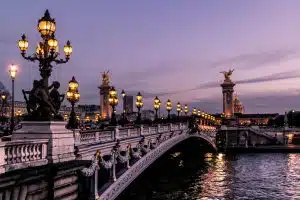Comprendre les facteurs qui font grimper le prix du logement à paris